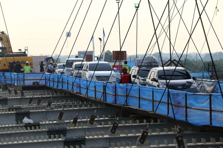 Kendaraan pemudik melintasi Jembatan Kalikuto di ruas tol fungsional Batang-Semarang, Jawa Tengah, Rabu (13/6/2018). Menteri Pekerjaan Umum dan Perumahan Rakyat (PUPR) Basuki Hadimuljono meresmikan jembatan tersebut untuk dilalui kendaraan pemudik menuju ke Semarang, Solo, Surabaya dan sekitarnya tanpa keluar di exit Gringsing.