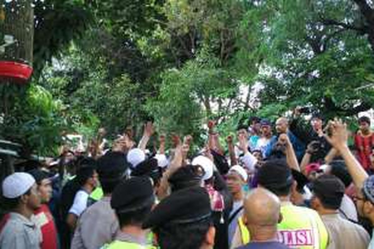 Sekelompok warga menghadang kedatangan Djarot Saiful Hidayat di Kelurahan Cipinang, Pulogadung, Jakarta Timur, Rabu (16/11/2016).