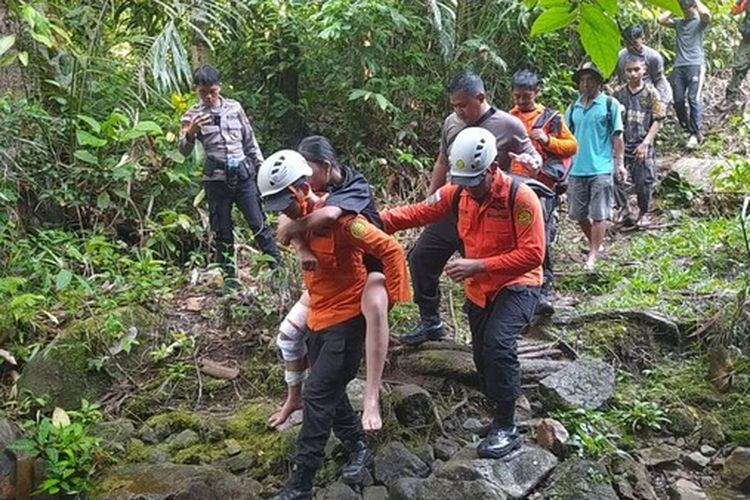 Gunung Bawang Ditutup Sementara, Warga Gelar Ritual Adat Usai Pendaki Tewas Tersambar Petir