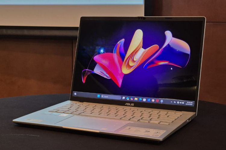 Tampilan ASUS Vivobook S14 terbaru yang membawa layar lebih cerah dan tajam berkat teknologi OLED serta prosesor modern untuk performa maksimal. 