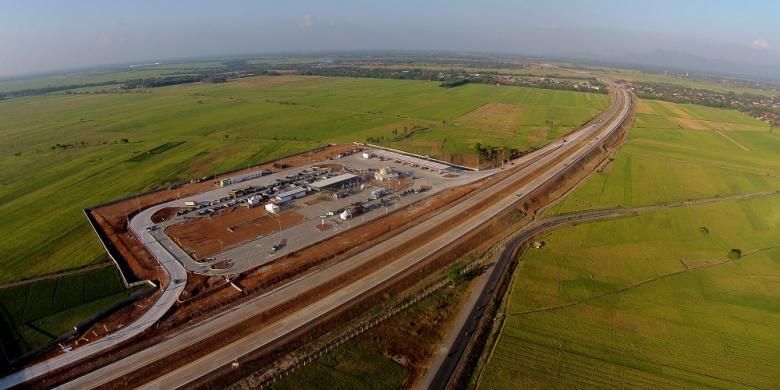 Foto aerial rest area atau tempat istirahat (TI) di Kilometer 166 Ruas Jalan Tol Cikopo-Palimanan (Cipali), Ahad (12/7/2015).