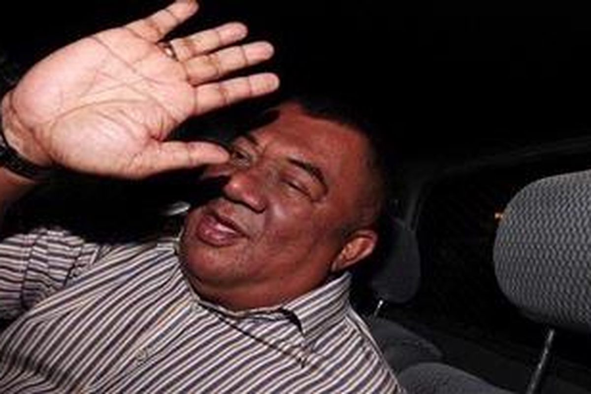 Gubernur Sumatera Utara, Syamsul Arifin, memasuki mobil tahanan KPK usai menjalani pemeriksaan terkait kasus dugaan korupsi penggunaan dan pengelolaan kas APBD Kabupaten Langkat tahun 2000-2007, Jumat (22/10/2010). Syamsul Arifin yang sudah ditetapkan sebagai tersangka langsung ditahan di Rutan Salemba oleh KPK.