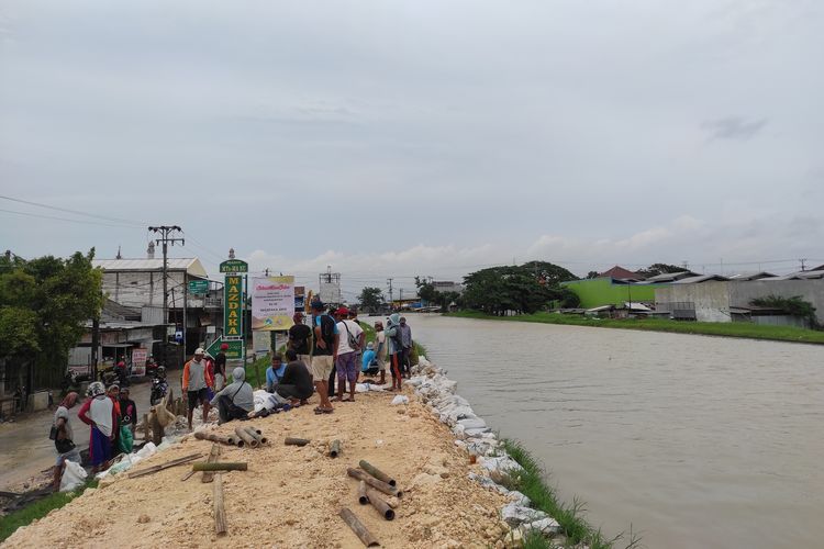 Sejumlah warga nampak memperbaiki tanggul Sungai Jratun di Desa Karanganyar yang sempat jebol, Jumat (15/3/2024). 