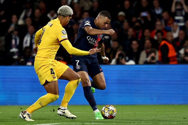 Ronald Araujo berusaha merebut bola dari Kylian Mbappe selama pertandingan PSG vs Barcelona pada leg pertama perempat final Liga Champions 2023-2024 di Stadion Parc des Princes, Kamis (11/4/2024) dini hari WIB. (Photo by Anne-Christine POUJOULAT / AFP)