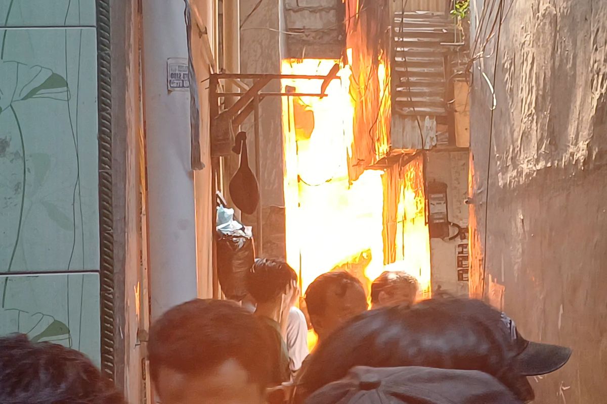 Kebakaran melanda sebuah pemukiman padat di Jalan Kertajaya IV, Penjaringan, Jakarta Utara, tepatnya di samping rel kereta kawasan Bandengan pada Selasa (13/10/2026) siang.