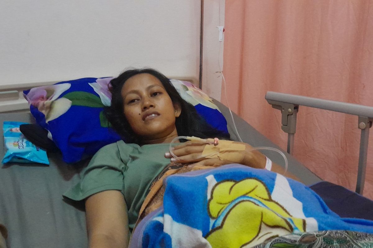 Nurhasanah (32),warga Desa Medangasem, Kecamatan Jayakerta, Karawang, Jawa Barat melahirkan bayi kembar empat, Selasa (3/12/2024).