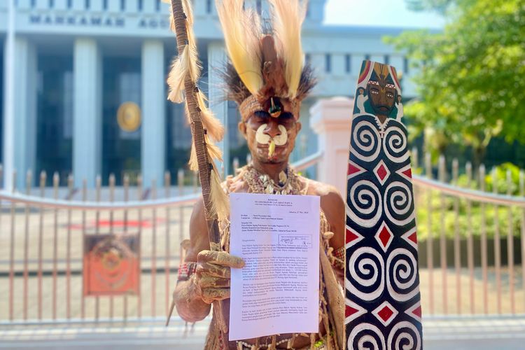 
Pejuang lingkungan hidup dari suku Awyu, Hendrikus Woro, usai menyerahkan surat kepada Mahkamah Agung di Jakarta Pusat, Senin (27/5/2024). 