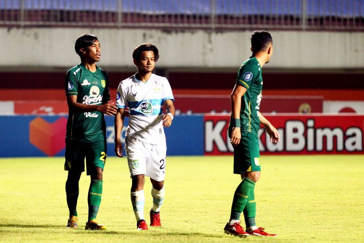 Pemain muda Persela Lamongan Riyatno Abiyoso manjaga ketat pemain Persebaya Surabaya Ady Setiawan pada pertandingan pekan ke 8 Liga 1 2021 yang berakhir dengan skor 1-1 di Stadion Maguwoharjo Sleman, Kamis (21/10/2021) malam.