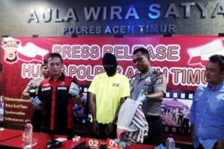 Polisi memperlihatkan Hendra Gunawan (35) tersangka pelaku pembunuhan terhadap korban Fatimah Binti Rubi (42) warga Dusun Calok Geulima, Desa Gampong Jawa di Mapolres Aceh Timur, Kamis (2/6/2016)