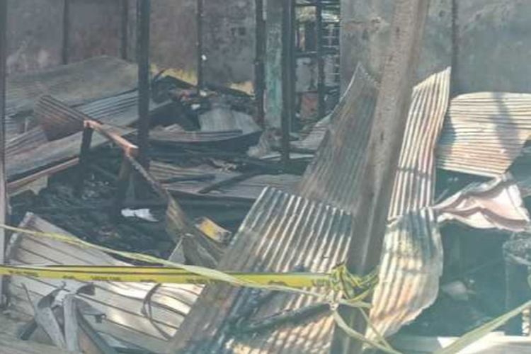 Sebuah rumah dan kios di Banjarmasin, Kalsel ludes terbakar pada, Selasa (1/11/2022). Kejadian itu menyebabkan seorang tewas. 