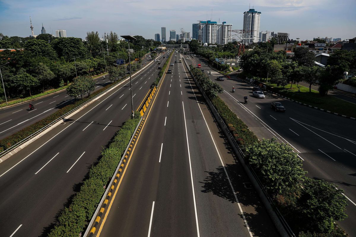 Suasana jalanan lengang kota Jakarta di Jalan Gatot Subroto, Selasa (31/3/2020). Suasana jalanan Jakarta lengang tampak sepi dibandingkan hari biasa karena sebagian warga telah menerapkan bekerja dari rumah guna menekan penyebaran virus corona atau COVID-19.