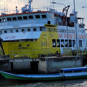 Kapal ferri yang melayani penyeberangan Nunukan - Tarakan dan sekitarnya.