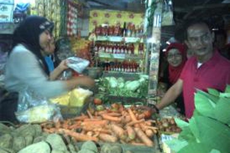 Said Abdullah, calon Wakil Gubernur Jawa Timur (berkaos merah) saat berkunjung ke pasar Kolpajung, Pamekasan, Ahad (7/7/2013). Meskipun asli orang Madura, ia masih belum banyak dikenal warga Pamekasan.