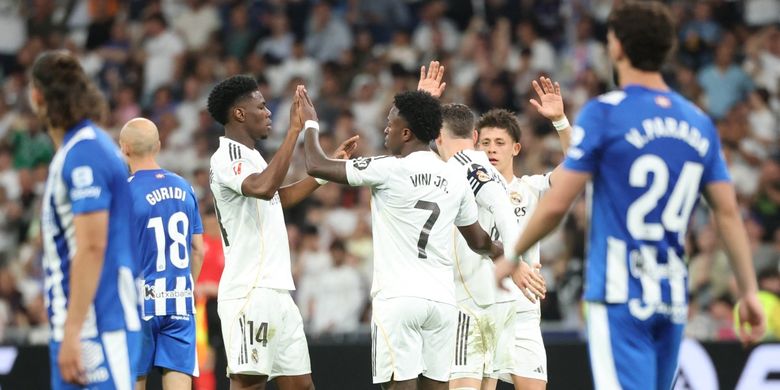 Vinicius Junior merayakan gol dengan Aurelien Tchouameni dalam pertandingan sepak bola Liga Spanyol antara Real Madrid vs Alaves di stadion Santiago Bernabeu di Madrid pada 21 April 2026. (Foto oleh Pierre-Philippe MARCOU / AFP)
