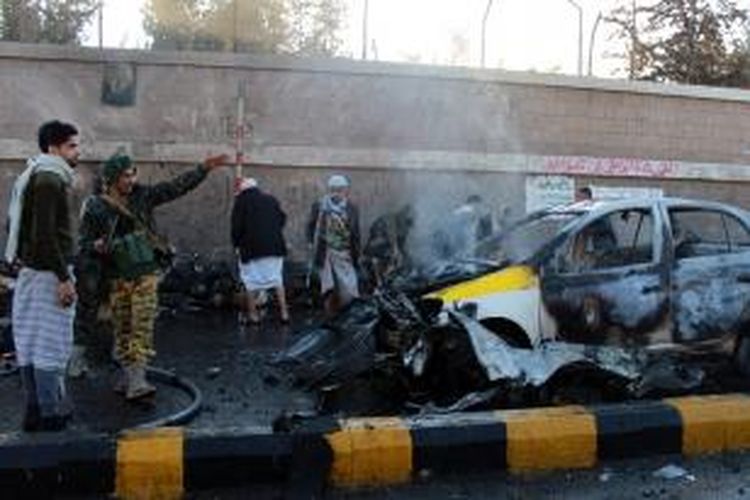 Aparat keamanan Yaman tengah memeriksa lokasi ledakan bom di dekat akademi kepolisian di Sanaa, Rabu (7/1/2014), yang menewaskan sedikitnya 31 orang calon polisi.