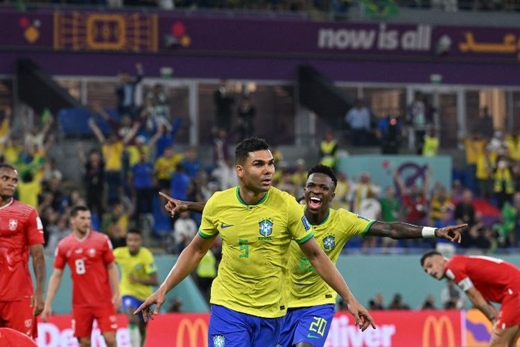 Casemiro setelah mencetak gol dalam pertandingan Brasil vs Swiss di Grup G Piala Dunia 2022 di Stadion 974, Doha, Qatar, Senin (28/11/2022) malam WIB. Laga Brasil vs Swiss berakhir 1-0 dan Brasil lolos ke babak 16 besar Piala Dunia 2022. (Foto oleh NELSON ALMEIDA/AFP)