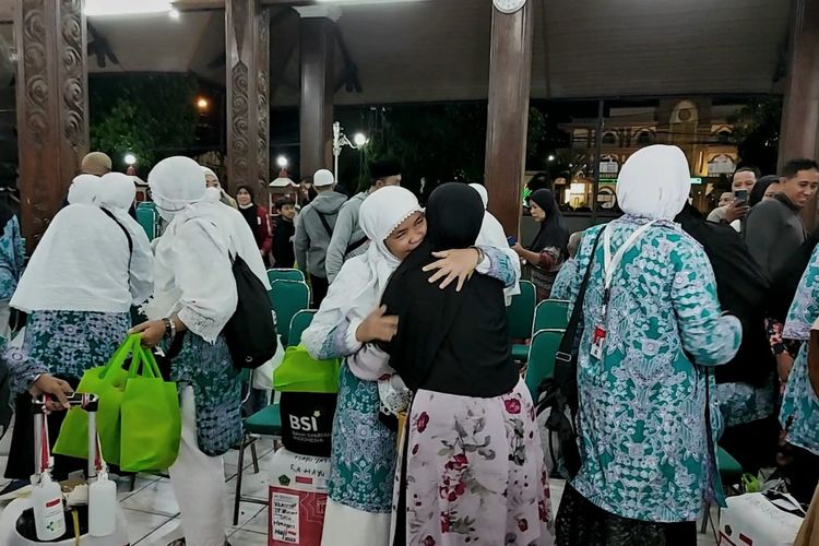 Jemaah haji asal Kabupaten Semarang disambut haru keluarganya saat tiba.