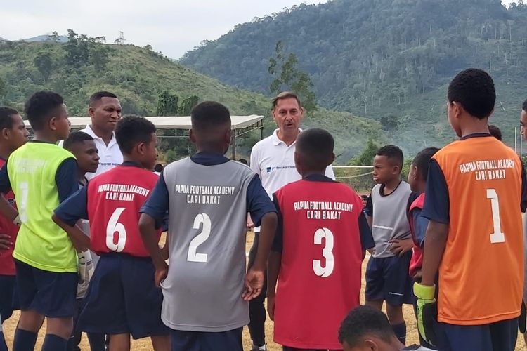 Direktur Akademi Papua Football Academy, Wolfgang Pikal, memimpin program PFA Cari Bakat dari Papua Football Academy di Stadion Mahacendra, Universitas Cenderawasih, pada Sabtu dan Minggu (25-26 Juni 2022).
