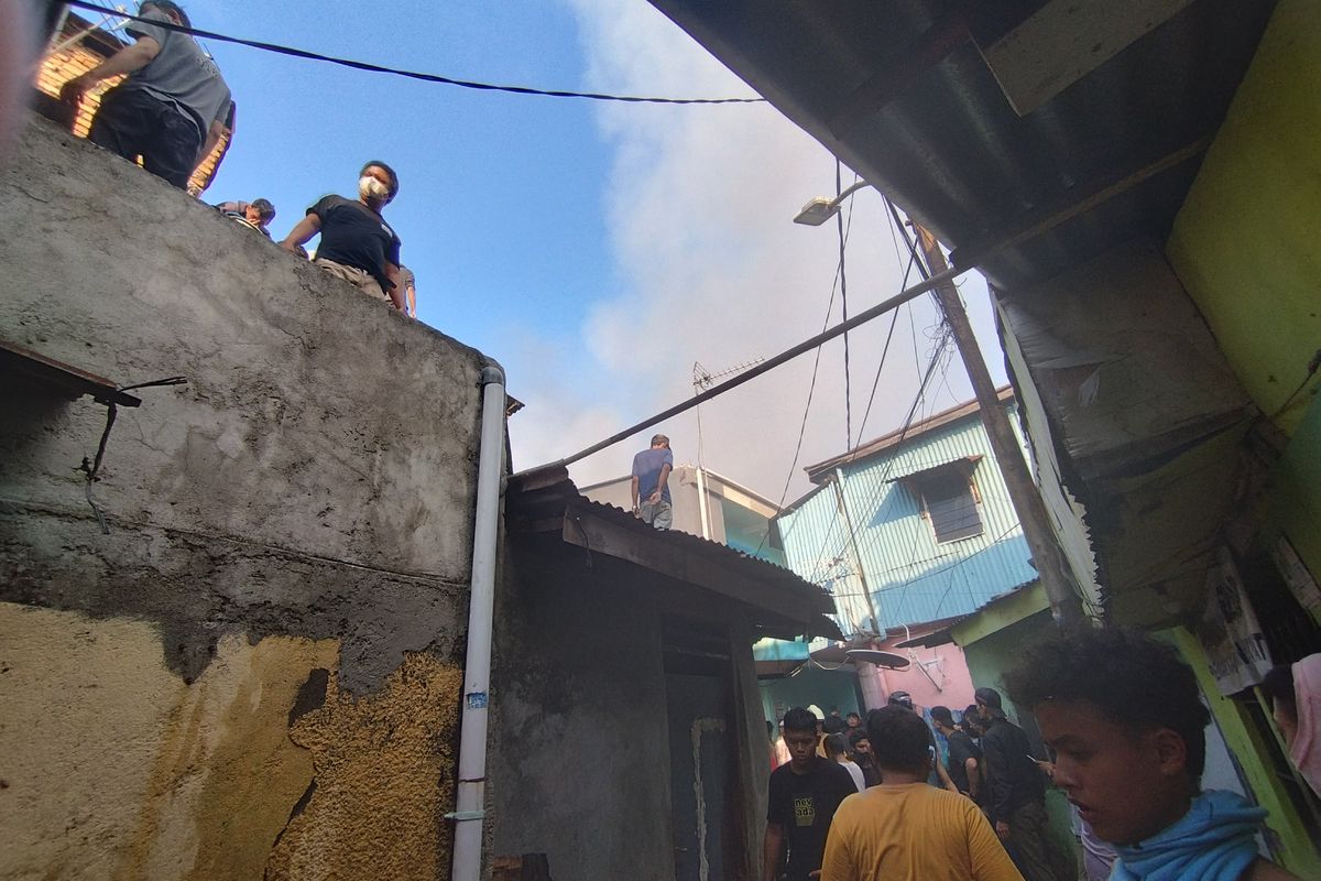 Asap tebal membumbung tinggi di titik kebakaran di Jalan Anyer, RT 006/RW 09, Menteng, Jakarta Pusat, Jumat (29/9/2023). (KOMPAS.com/XENA OLIVIA)