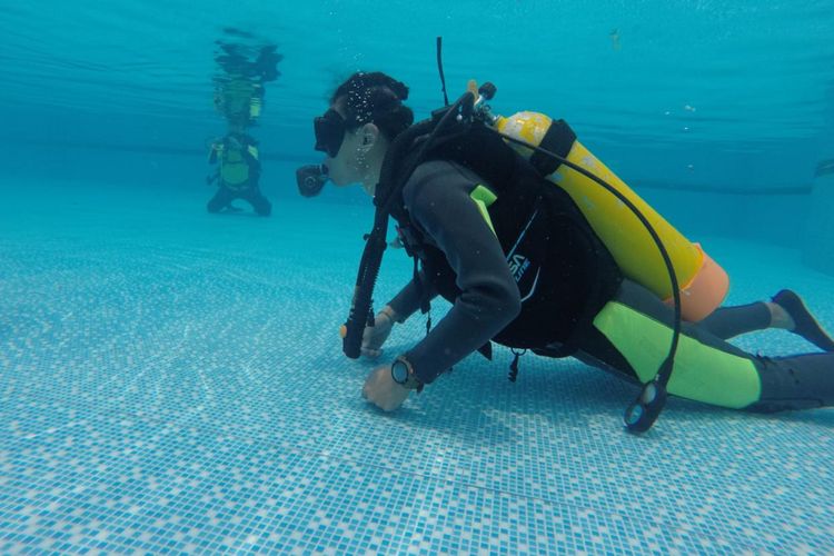 Menggerak-gerakan badan termasuk dalam tahapan Try Scuba Dive.