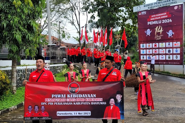 Pendaftaran bacaleg PDIP diiringi kentongan dan tari gambyong ke KPU Banyumas, Jawa Tengah, Kamis (11/5/2023).