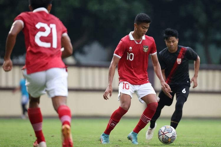 Aksi pemain timnas U19 Indonesia saat melawan Persis Solo U20 pada laga uji coba di Stadion PTIK, Jakarta, Jumat (2/9/2022).
