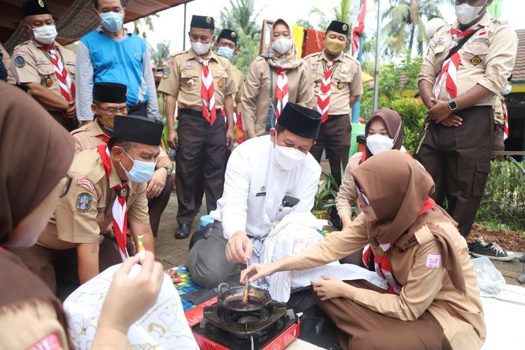 Wali Kota Jakarta Utara Ali Maulana Hakim saat menghadiri acara pameran karya anggota Pramuka berkebutuhan khusus Gugus Depan Teritorial Terpadu, Jumat (4/3/2021).