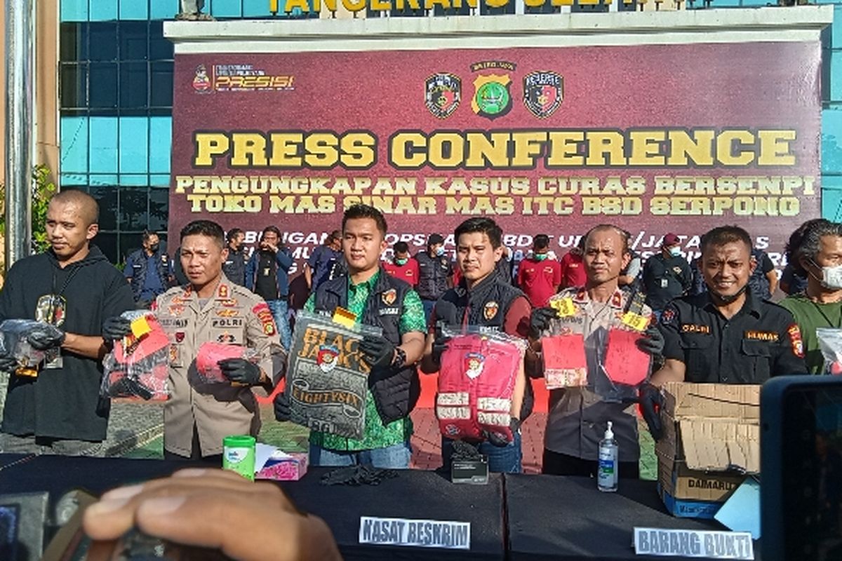 Konferensi pers pengungkapan kasus pencurian dengan kekerasan yang terjadi di toko emas mal kawasan serpong. Keempat pelaku yang sudah ditangkap polisi dihadirkan di halaman Mapolres Tangerang Selatan, Jumat (30/9/2022)