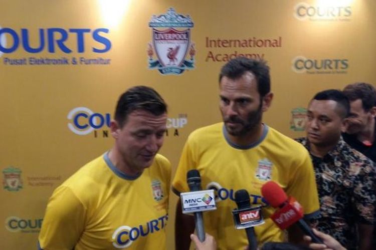Dua pemain legendaris Liverpool, Vladimir Smicer (kiri) dan Patrik Berger, menjalani sesi wawancara dengan awak media, di Courts Megastore Kota Harapan Indah, Bekasi, Minggu (27/11/2016).