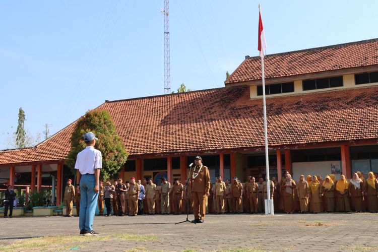 Gedung Sekolah Menengah Kejuruan Negeri (SMKN) 1 Kalianget Sumenep akhirnya dibuka usai sepekan disegel oleh ahli waris pemilik lahan, Senin (25/9/2023). 