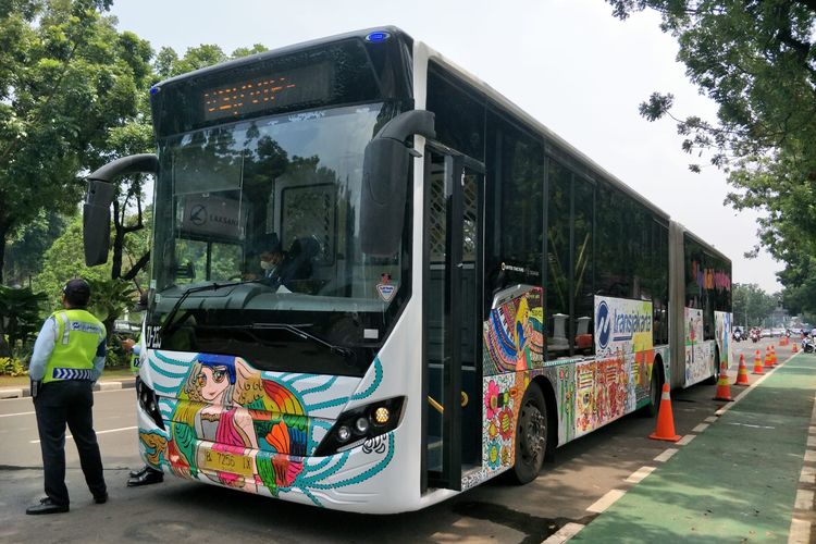 Bus Transjakarta yang bagian badan kendaraannya dilukis oleh anak-anak disabilitas terparkir di Jalan Medan Merdeka Selatan, Sabtu (3/12/2022). 