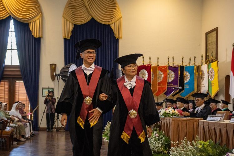Hari Ulang Tahun Pernikahan, Pasangan Suami Istri Dikukuhkan Sebagai Guru Besar UGM