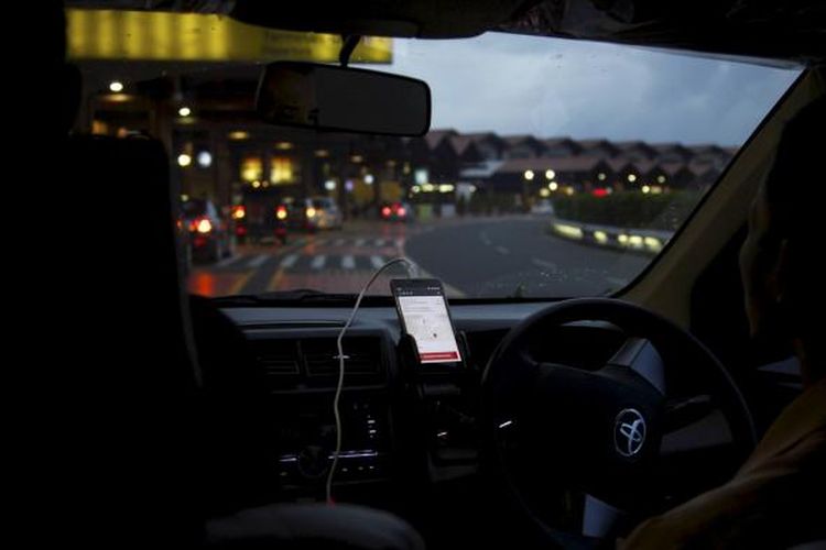 Selain bersaing dengan sesama perusahaan taksi, mereka kini juga bersaing dengan angkutan umum berbasis aplikasi. Pengemudi jasa mobil lewat aplikasi Uber mengantar penumpang di Bandara Soekarno-Hatta, Tangerang, Banten, Senin (1/2/2016). 