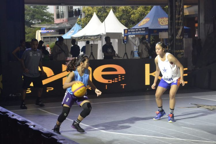 Aksi peserta The Finals Livin Mandiri Indonesia 3X3 Tournament 2022 yang berlangsung di Cilandak Town Square (Citos), 26-27 November 2022.