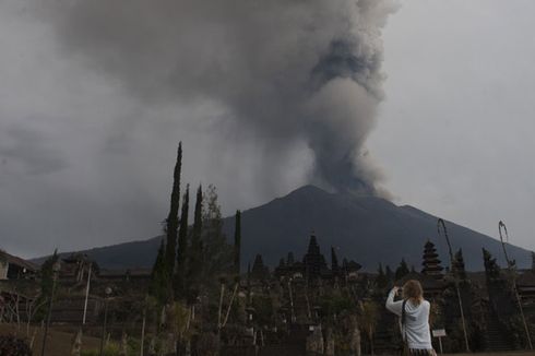 Gunung Agung Erupsi Lagi, Bali Dipastikan Aman