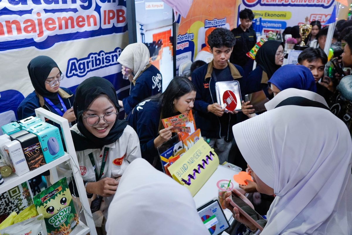 Calon mahasiswa memadati booth Fakultas Ekonomi dan Manajemen (FEM) IPB University saat Open House Jelajah IPB 2026 di Kampus IPB Dramaga, Bogor, Sabtu (19/9/2026). 