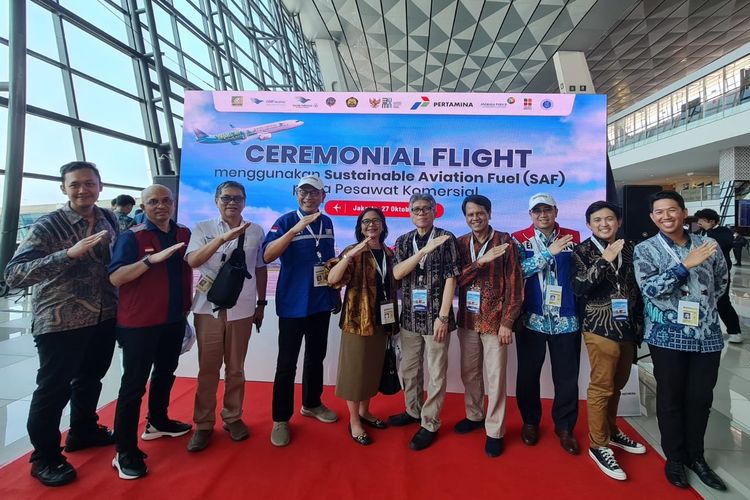 Rektor ITB (tengah) bersama tim saat ikut ceremonial flight pesawat dengan bahan bakar ramah lingkungan.