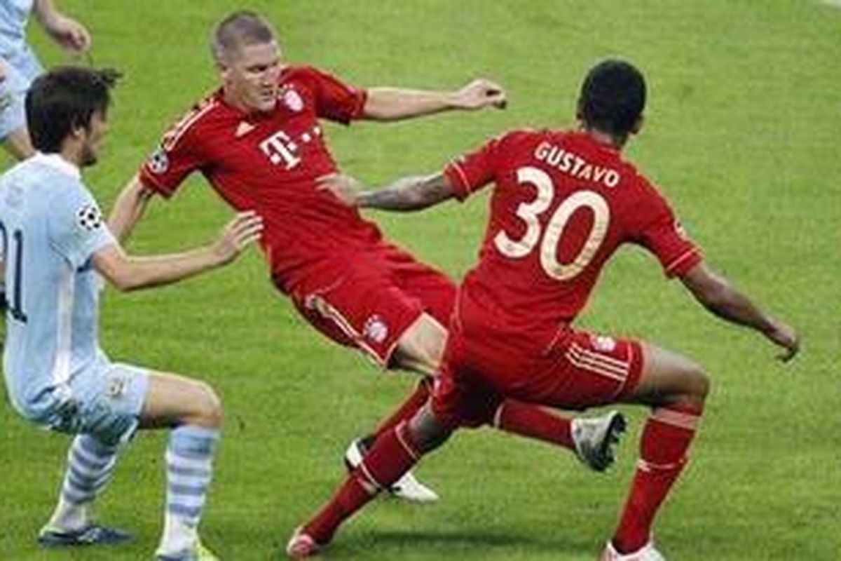 Salah satu aksi gelandang Bayern Muenchen, Bastian Schweinsteiger (kedua dari kanan), dalam pertandingan Liga Champions melawan Manchester City, Selasa lalu.