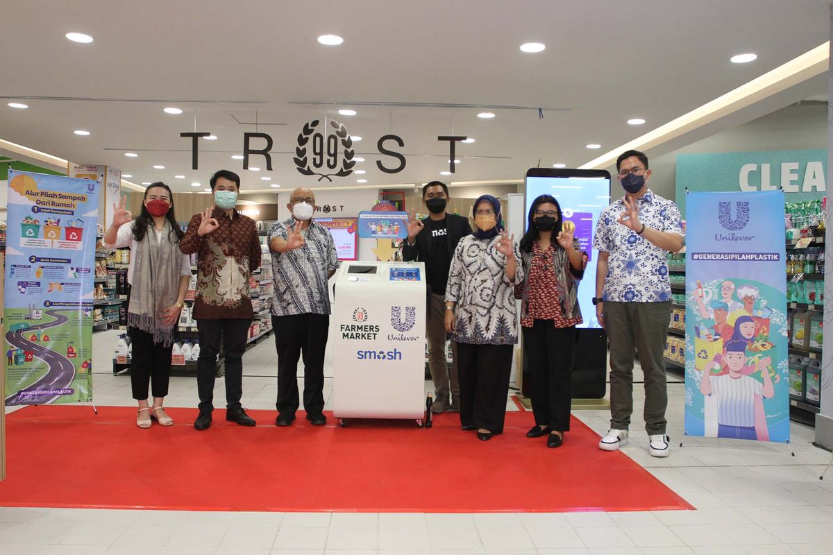 Bertempat di Farmers Market Margo City, hari ini fasilitas Smart Drop Box yang merupakan hasil kolaborasi antara PT Unilever Indonesia, Tbk., PT Supra Boga Lestari, Tbk.  ? yang menaungi Ranch Market, The Gourmet, Farmers Market, Farmers Family, dan Day2Day ? serta SMASH.id resmi diluncurkan. Dengan sejumlah keunggulan dan keuntungan yang ditawarkan, fasilitas yang akan hadir di 10 outlet Farmers Market di wilayah Jabodetabek ini merupakan salah satu cara untuk mengedukasi dan mengajak sebanyak mungkin konsumen menjadi bagian dari solusi bersama menerapkan ekonomi sirkular.