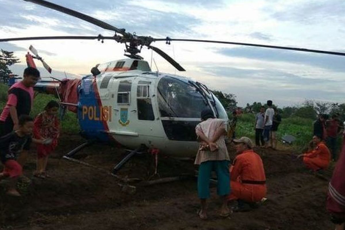 Helikopter milik Korlantas Polri mendadak mendarat di lahan milik petani di Kampung Kawaron Girang Rt 03/ RW 04 Desa Wanakerta, Kecamatan Sindang Jaya, Kabupaten Tangerang, Banten, Senin (20/3/2017) petang.