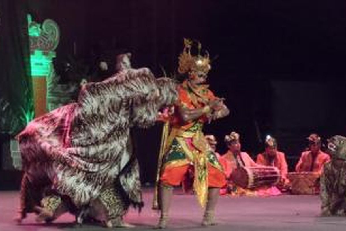 Drama tari Sutasoma yang diangkat dari kakawin karya Empu Tantular (abad 14) meramaikan puncak perayaan Hari Ulang Tahun Taman Mini Indonesia Indah ke-39, Minggu (20/4) malam.