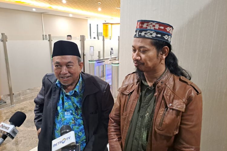Pendiri NII Crisis Center Ken Setiawan (kanan) melaporkan pimpinan Ponpes Al Zaytun Panji Gumilang ke Bareskrim Polri, Jakarta Selatan, Selasa (27/6/2023). 