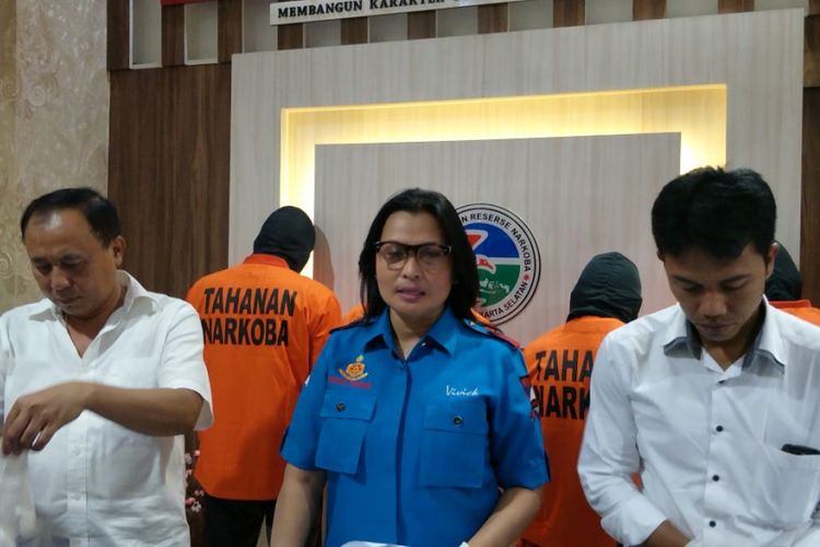 Kasat Narkoba Polres Metro Jakarta Selatan Kompol Vivick Tjangkung (tengah) saat merilis penangkapan pengedar narkoba berinisial HI (25) di di Mapolres Metro Jakarta Selatan, Kamis (5/4/2018).
