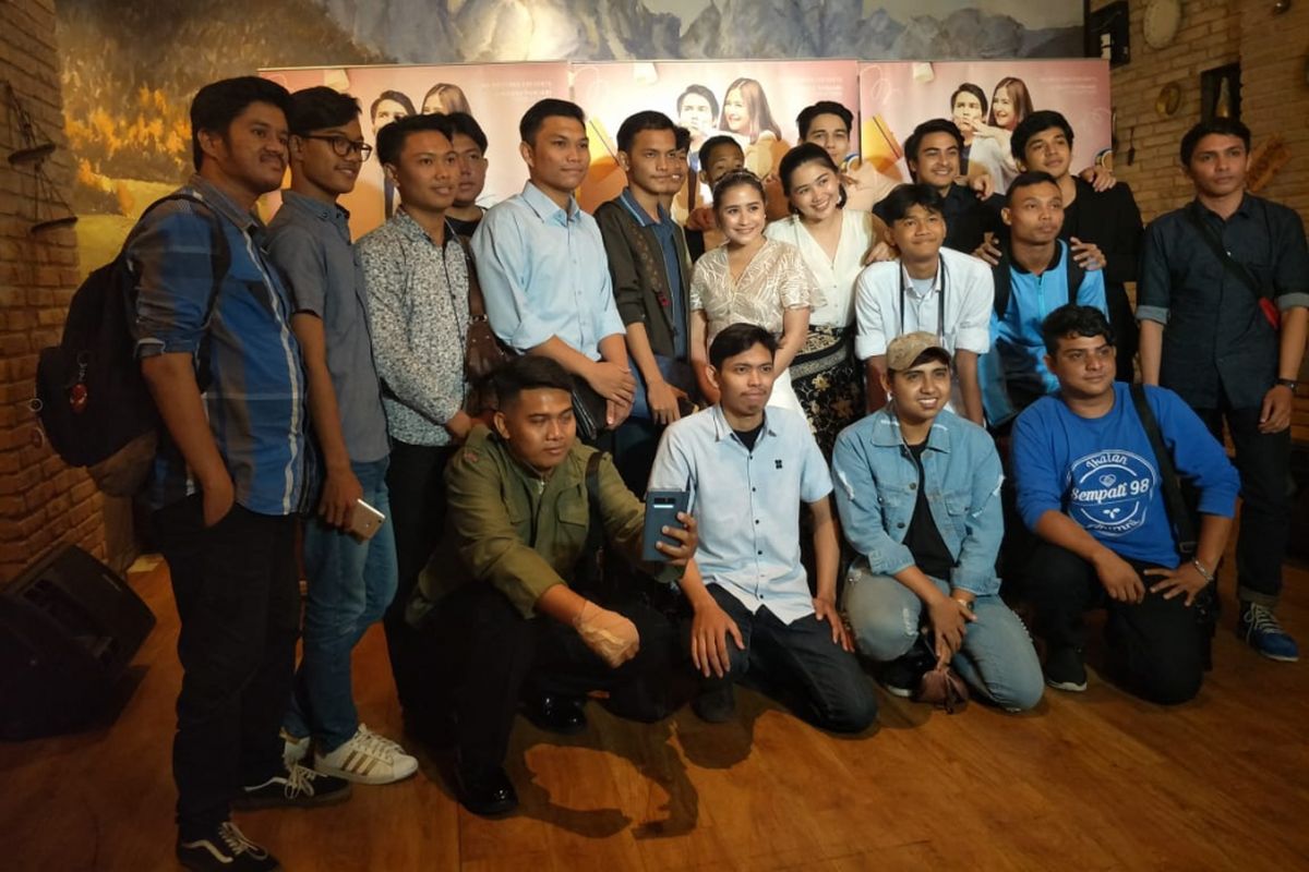 Prilly Latuconsina dan pemain film Matt & Mou lainnya foto bersama 20 penggemar dalam acara Malam #CeritaMou di MD Palce, Setia Budi, Jakarta Selatan, Kamis (10/1/2018).