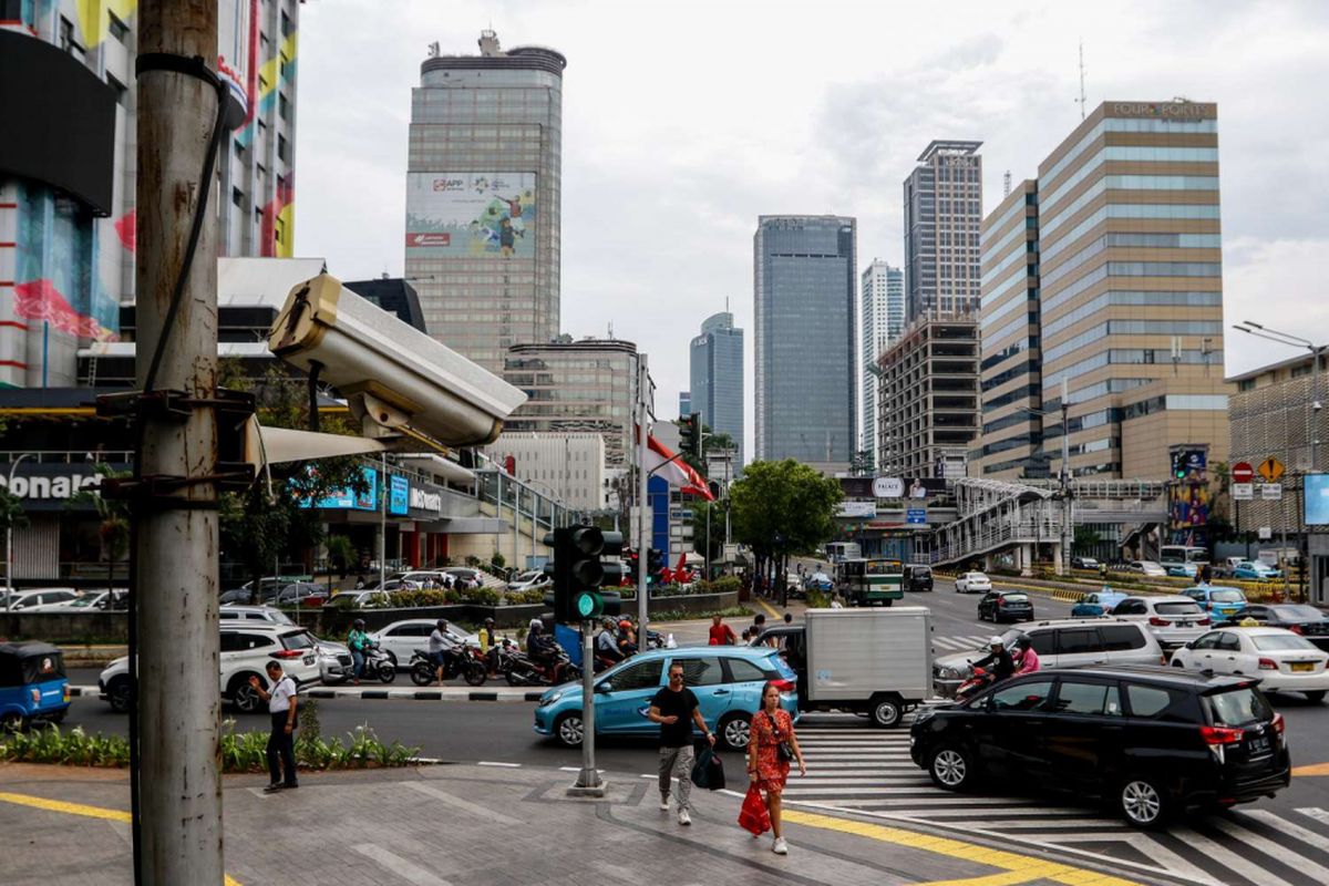 CCTV terpasang di kawasan Thamrin, Jakarta, Rabu (19/9/2018). Poldan Metro Jaya bekerja sama dengan Pemprov DKI Jakarta untuk melakukan tilang elektronik atau electronic traffic law enforcement (ETLE) yang akan diuji coba pada Oktober 2018 sepanjang jalur Thamrin hingga Sudirman.