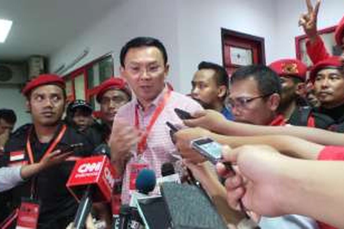 Calon gubernur DKI Jakarta Basuki Tjahaja Purnama atau Ahok seusai mengikuti rapat konsolidasi bersama Partai Demokrasi Indonesia Perjuangan (PDI-P) di Kantor DPD PDI-P DKI Jakarta, Minggu (20/11/2016).