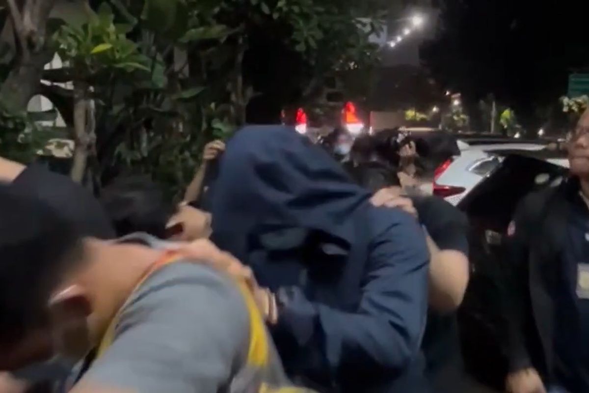 Subdit Renakta Ditreskrimum Polda Metro Jaya menggerebek kamar 2617 di Habitare Apart Hotel Rasuna, Karet Kuningan, Setiabudi, Jakarta Selatan, Sabtu (1/2/2025) pukul 21.00 WIB.