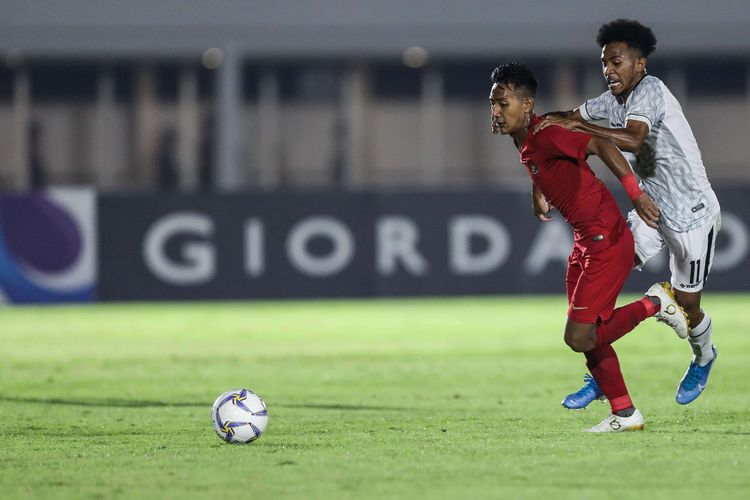 Pemain timnas Indonesia U-19, beraksi saat melawan timnas Timor Leste U-19 pada laga babak kualifikasi grup K Piala Asia U-19 2020 di Stadion Madya Gelora Bung Karno, Senayan, Jakarta, Rabu (6/11/2019). Pertandingan timnas U-19 Indonesia vs Timor Leste berakhir dengan skor 3-1.