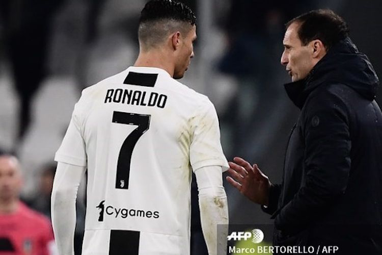 Massimiliano Allegri sedang berbicara dengan Cristiano Ronaldo pada laga Juventus vs Parma dalam pekan ke-22 Liga Italia di Stadion Juventus, Sabtu (2/2/2019) atau Minggu dini hari WIB.