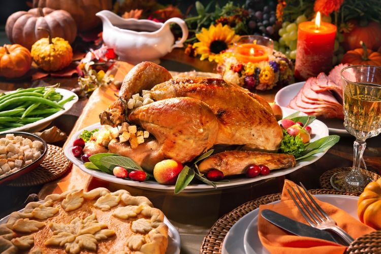 Ilustrasi kalkun panggang yang identik dengan Thanksgiving Day.
